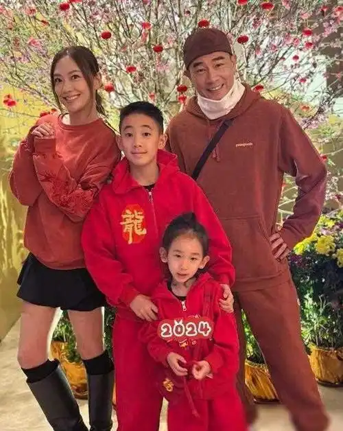 应采儿庆结婚纪念日穿14年前婚服大肚抢镜被指怀三胎有5个