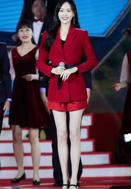 唐嫣打造成熟女性装扮优雅高贵,罗晋穿休闲时尚装,尽显魅力_显得_设计