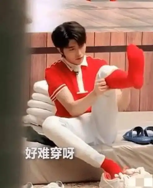蔡徐坤在后台换袜子被拍谁注意他的脚底板网友三天没洗