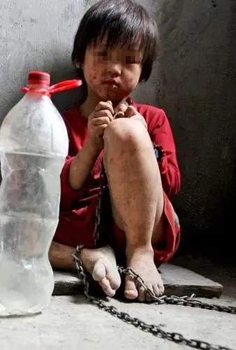 女童被锁黑屋 被救时哭喊"爸爸不让动"(图)