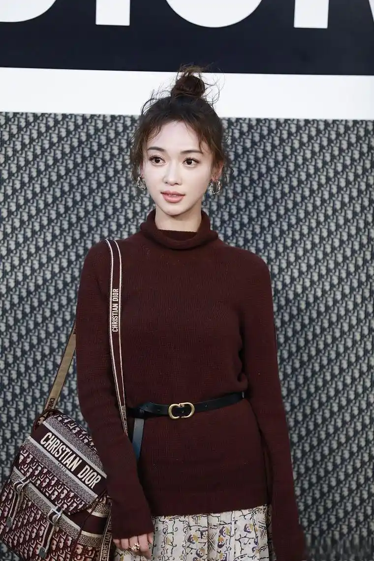 吴谨言洪尧恋情曝光 吴谨言与男演员洪尧的恋情已经持续了五年,两人被