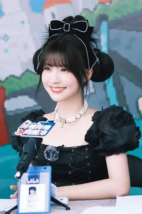 赖美云丸子头蝴蝶结可爱连衣裙写真_赖美云_蝴蝶结_写真