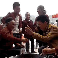 大妈趴窗户看图片_大妈趴窗户看动态图_大妈趴窗户看表情包gif动图