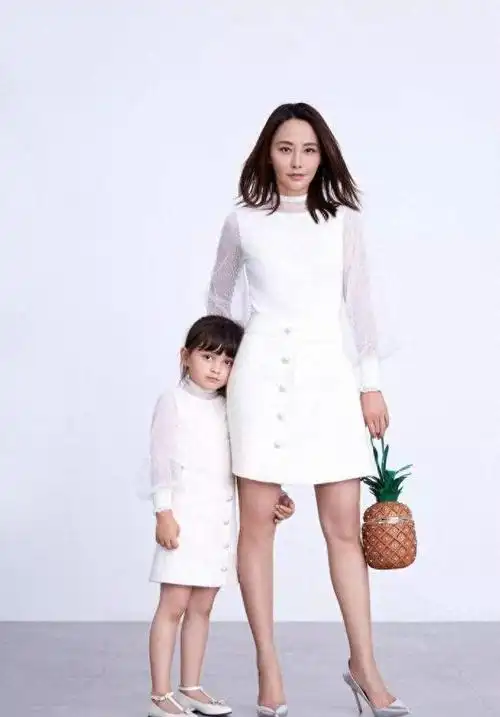 吴奇隆前妻马雅舒状态真好穿印花连衣裙录节目坐姿优雅腿又美