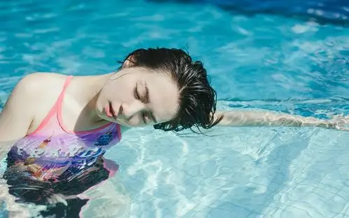 泳池内的泳装美女戏水美肤精致五官写真集 @微相册 @微博摄影