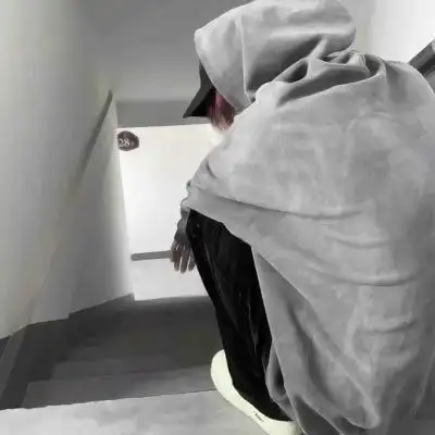 暗色系低调高冷孤独感男生头像