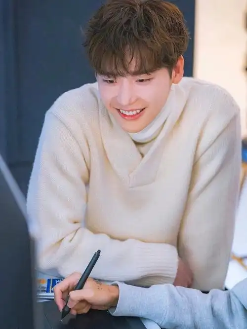 李钟硕后台工作照