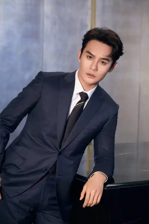 在brioni的广告大片中,王凯完美的驾驭了各种造型,是西装男神,是谦逊