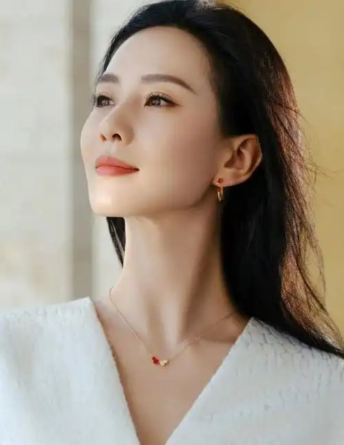 刘诗诗v领无袖上衣##刘诗诗裸色美甲