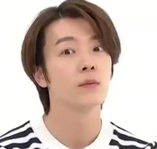 李东海你真的有毒 颈枕太占地方就和海海去印尼一样挂在背包上,然后去