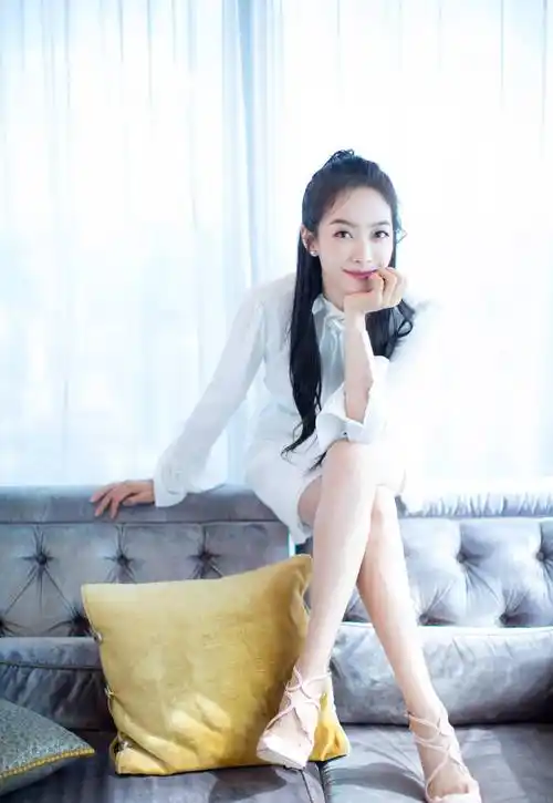 宋茜换了个发型大变样连衣裙绑蝴蝶结美回18岁差点没认出来