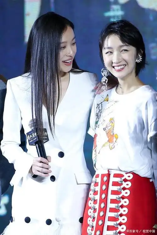 周冬雨和张艺谋的关系可以说是一段"爱恨情仇"