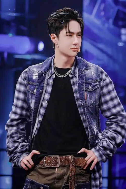 王一博街舞发布会壁纸送上蓝色格纹外搭牛仔夹克超酷超帅气