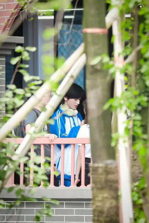 宋亚轩蓝白校服路透##宋亚轩萌探探探案