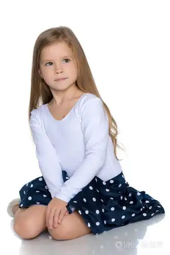 小女孩正坐在地板上