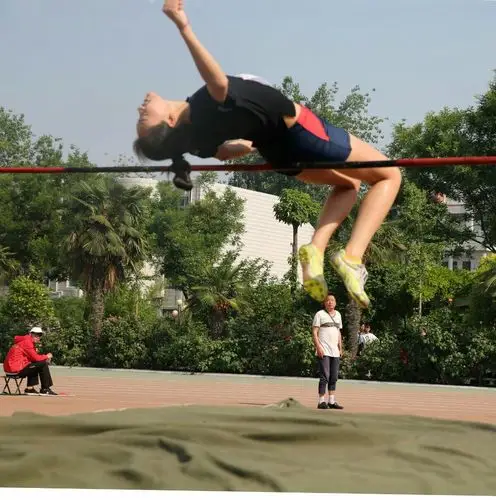 市中小学生田径运动会:女子跳高!