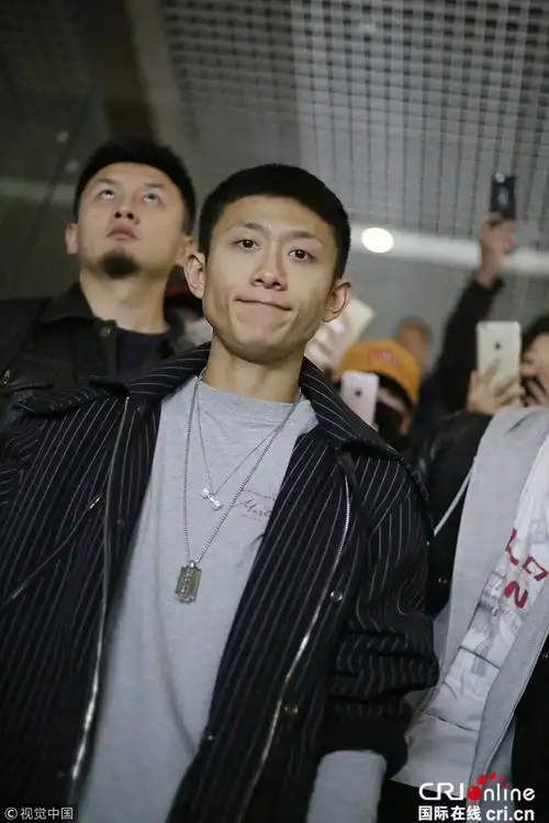 新版韦小宝张一山新发型显脸大 抿嘴微笑痞帅范儿足