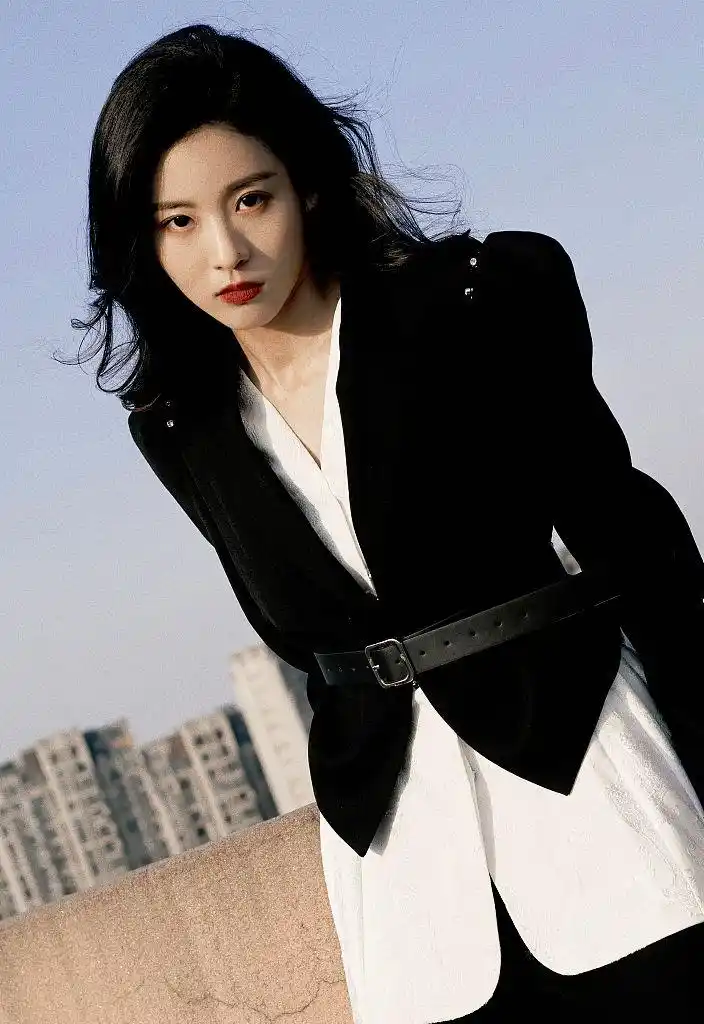 孙芮西装写真帅气冷御 将亮相《开播!情景喜剧》塑造多变角色