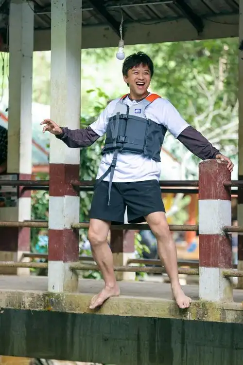 邓超超话语言是害怕的,行动是入水的,姿势是喜感的,笑容是完美的#邓超