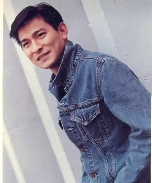 62岁刘德华近照略显老态?白发苍苍啤酒肚明显,引网友热议