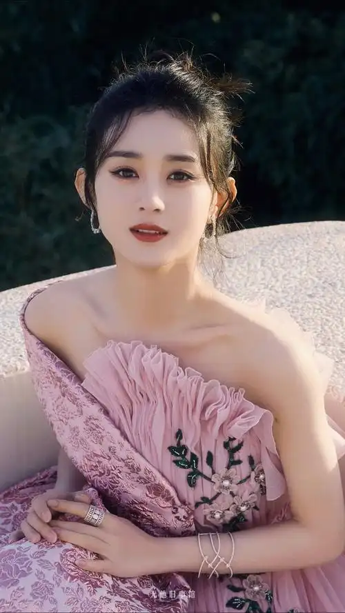 赵丽颖#赵丽颖这个粉色礼服造型也太好看了,有种港风的赶脚!