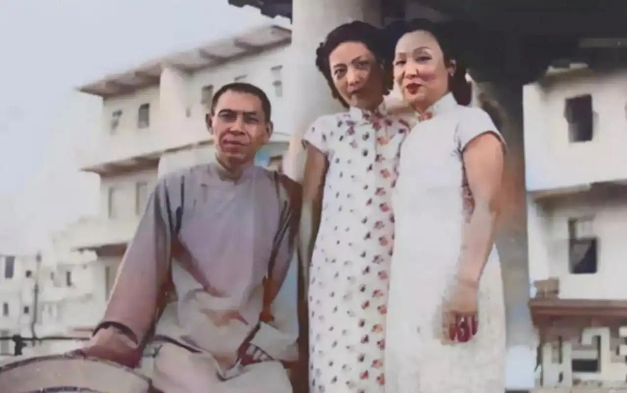 1936年,上海杜月笙和两位姨太太的合影,照片中的两位姨太太中间的叫孟