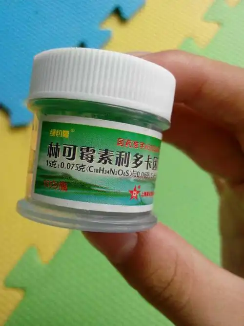 我女儿出生16天,脖子上长的这些东西,配了药膏用了没反应呢,听说