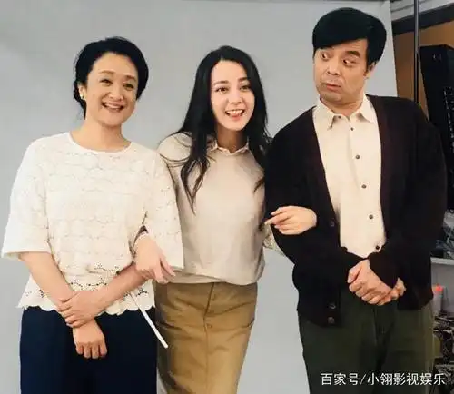 她是热巴的妈妈出道23年只演配角因拖欠2万物业费成被告