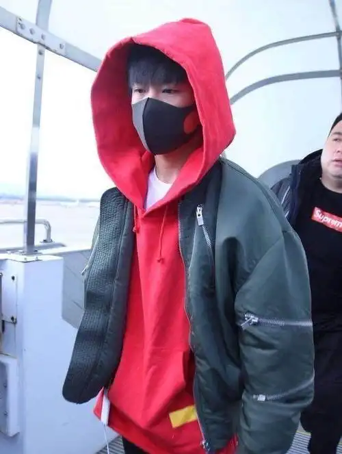 易烊千玺总是穿红色连帽卫衣, 网友: 好想帮他换一件衣服