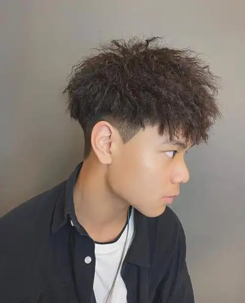 男士发型新风尚:两侧铲短头顶烫卷卷