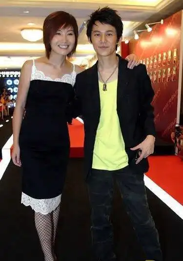 图何炅有没有结婚何炅与王菁亲密合照曝光