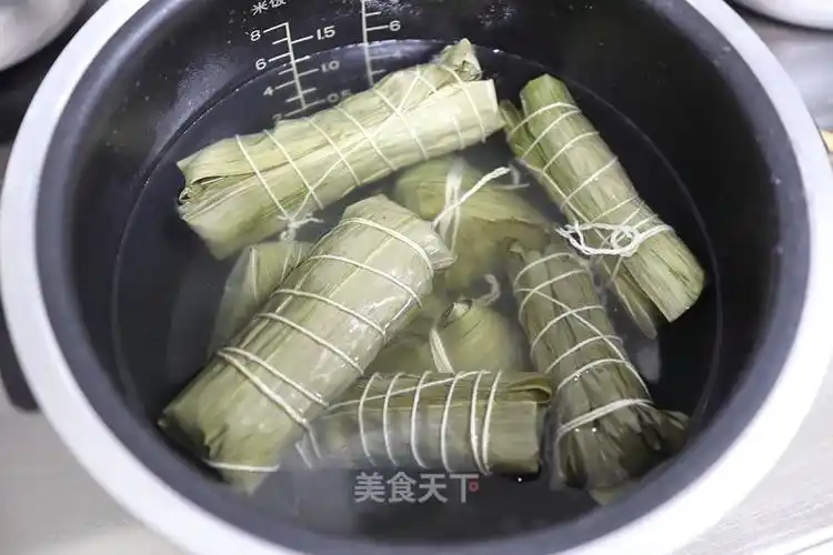 用小绳将粽子裹紧,放在凉水锅里;我用电饭煲"煲汤"程序,煮了1.