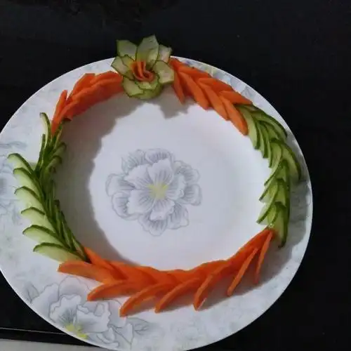 白秀兰做的黄瓜胡萝卜版的【一条龙】盘饰