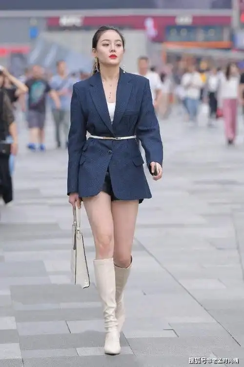 公司新来的女秘书这副架势很干练穿长筒靴闷出脚汗