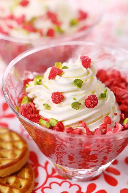 草莓冰淇淋美食图片