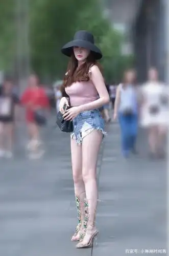 气质优雅的贵妇穿超短裤出街,在繁华的街角里很是显眼