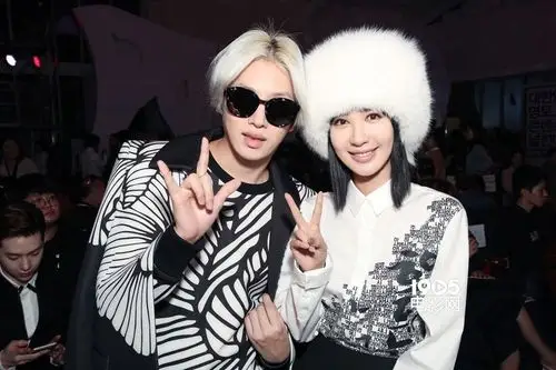 李菲儿出席李相奉30周年大秀 与金希澈亲密互动