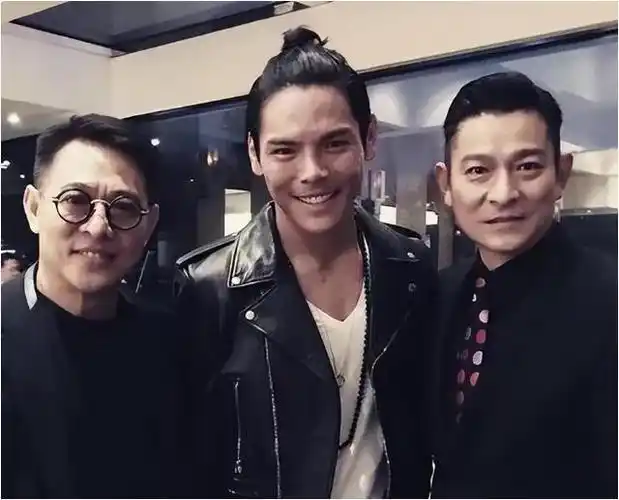 向佐,是向华强的儿子,同时也是功夫巨星李连杰唯一公开收徒.