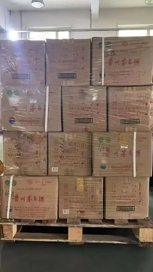 从法院提供的部分照片看,这批酒被密密麻麻摆放在仓库里