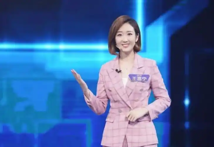 90后女孩王嘉宁将担任春晚主持人,颜值高能力强,深受大家的喜爱 - 聚