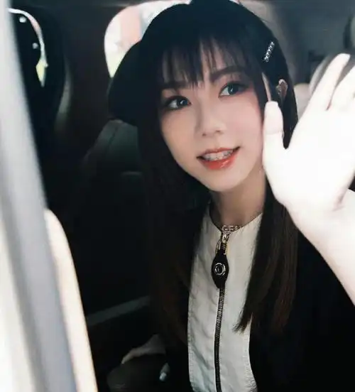 邓紫棋换上长发,配上娃娃脸可爱又美丽,实力高想要低调都不行