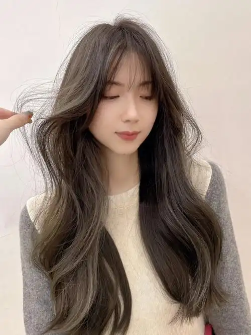 女生长发挑染发法式浪漫线条脸型流畅自然