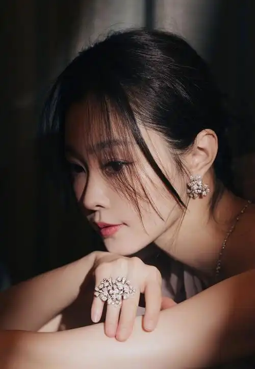 宋轶的粉蓝扎染纱裙好好看