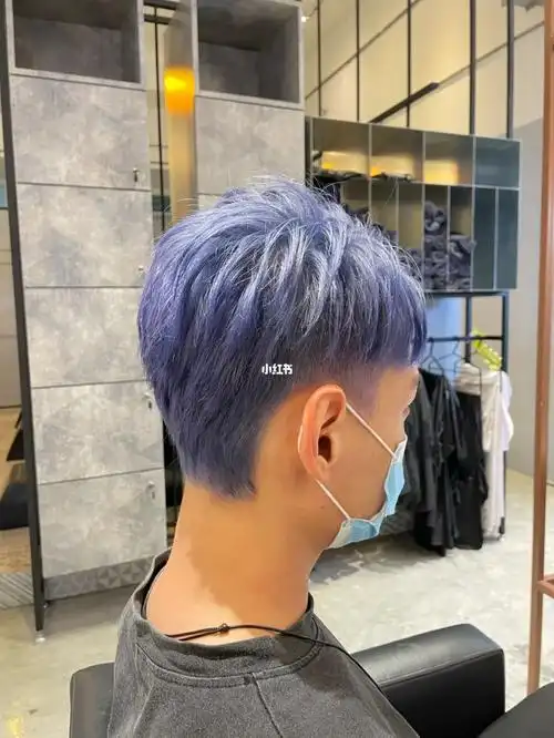 73没有对比的时候蓝紫色头发看着像蓝色但是比自然的蓝色要深一点