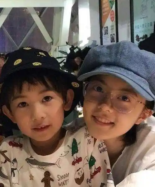 本以为沈月的弟弟够帅了,那是没看到赵今麦弟弟,绝对是校草级!