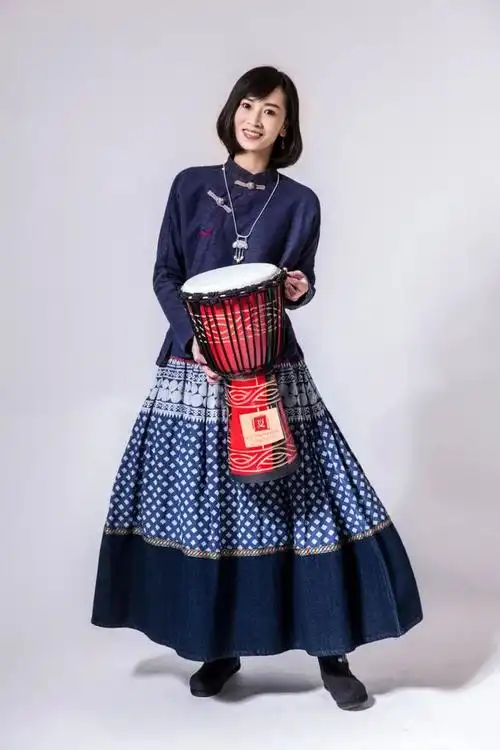 夏先生&四姑娘&鼓手伟伟第一次街头巡演来到丽江,结识了打击乐雅惠和