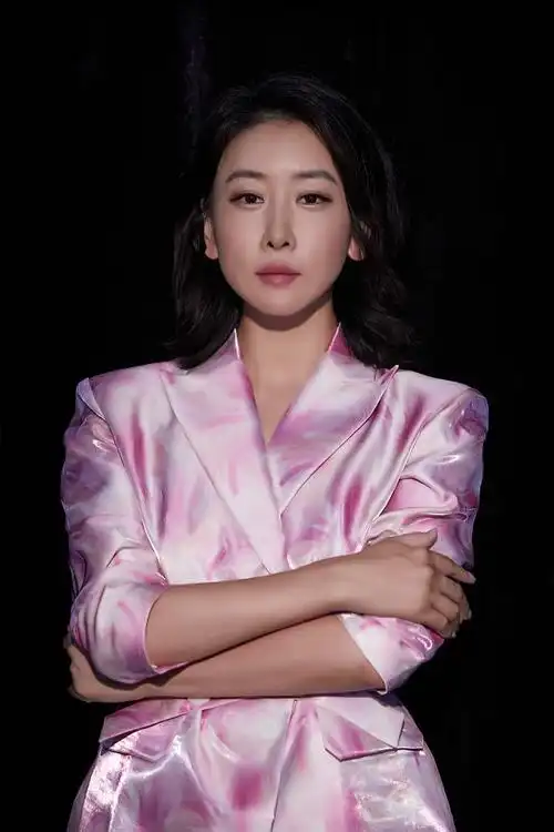 毛俊杰粉白色扎染系腰西装气质妩媚短发飒爽更显面容精致