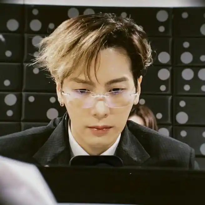 王嘉尔金发搭无框眼镜显得儒雅随和