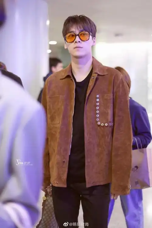 4月30日,李易峰现身北京机场