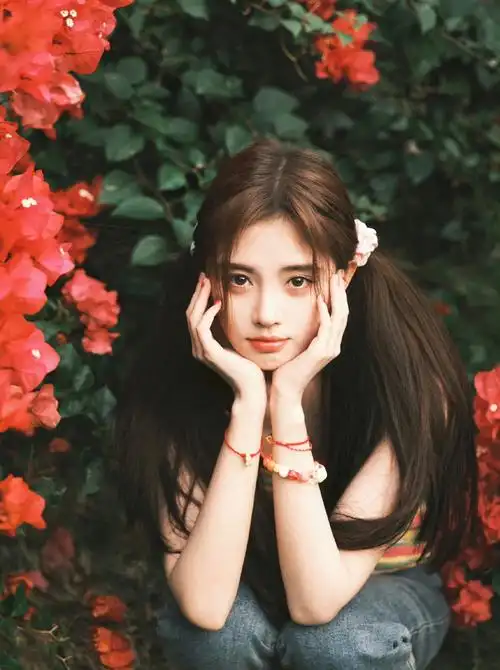 鞠婧祎双马尾随拍!彩色条纹背心,甜美的双马尾造型_高清图集_新浪网